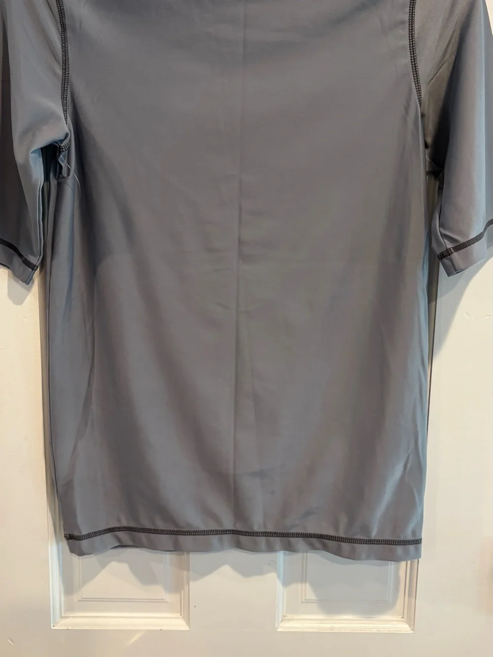 Old Navy Boys Gray Short-Sleeve Rash Guard. Size XL (14-16)